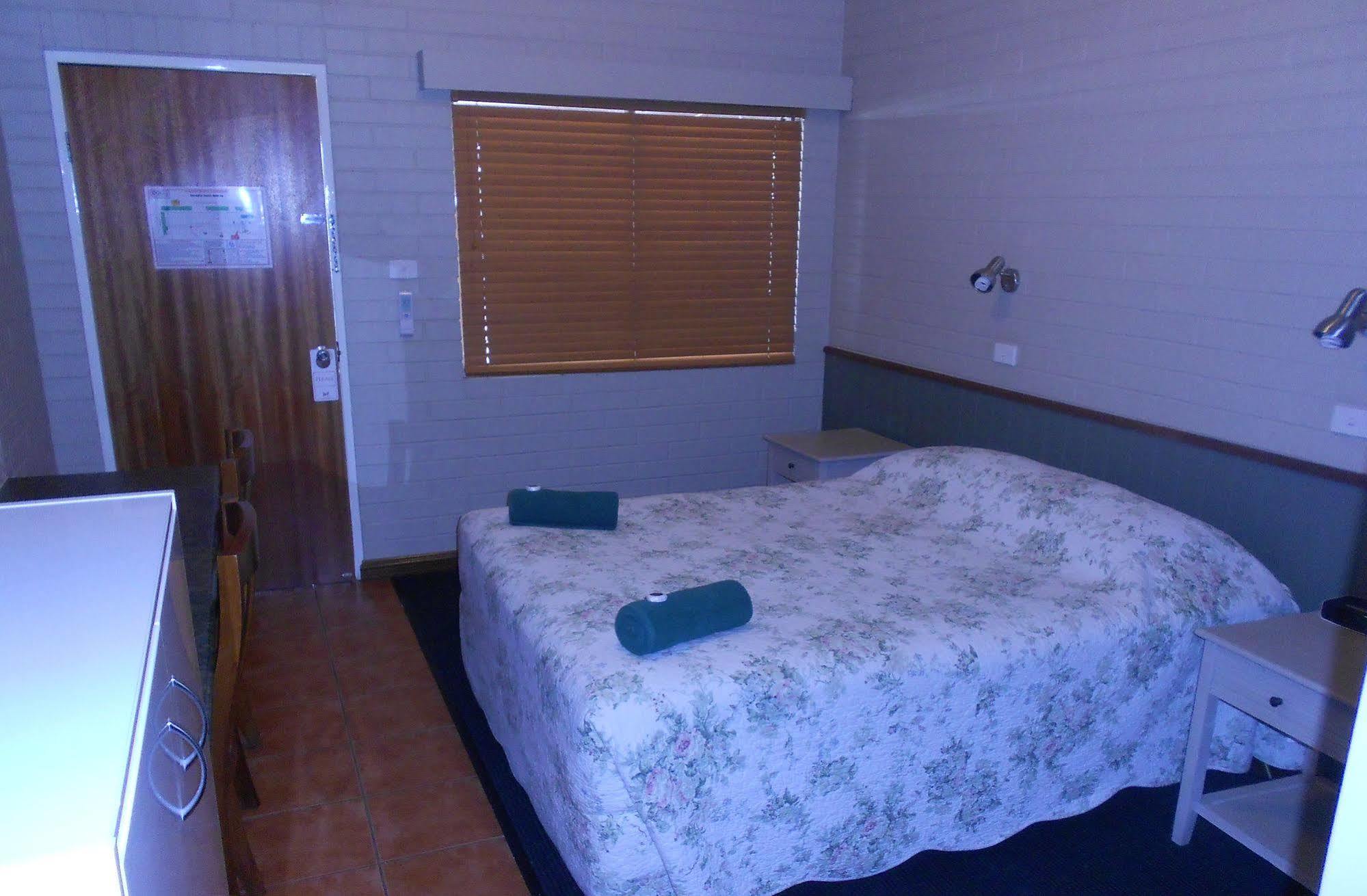 Barcaldine Country Motor Inn Bagian luar foto